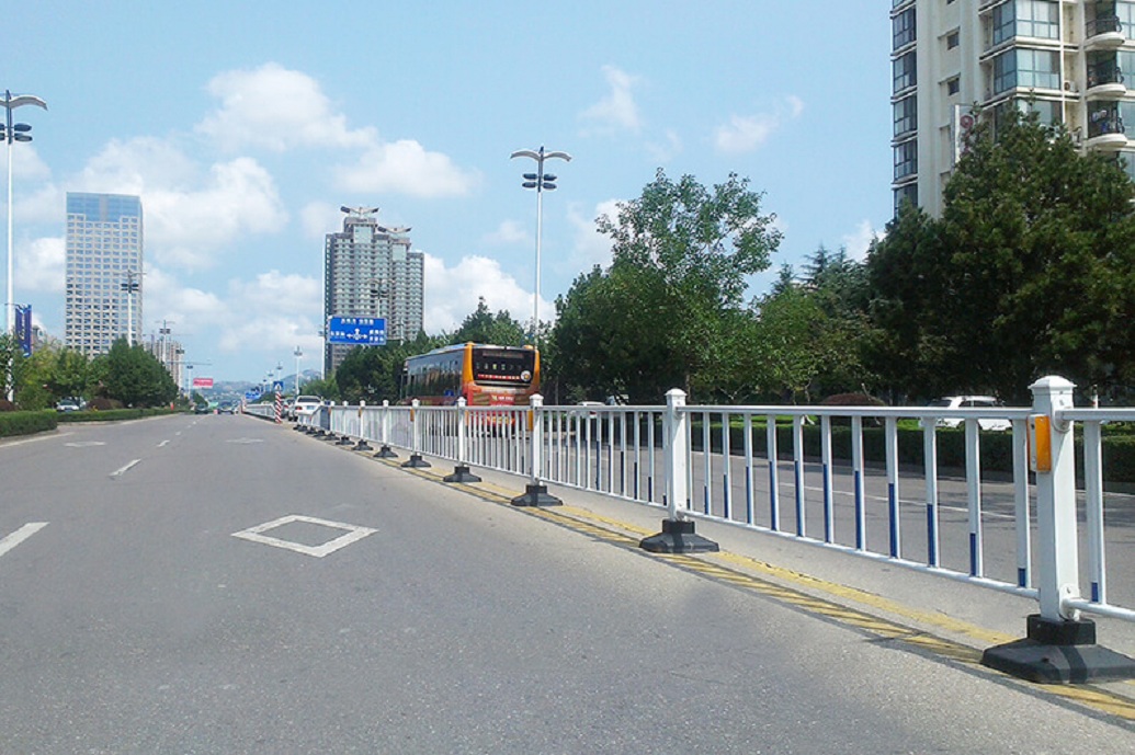 愛(ài)可青市政護(hù)欄用在武漢市政建設(shè)，共15萬(wàn)米