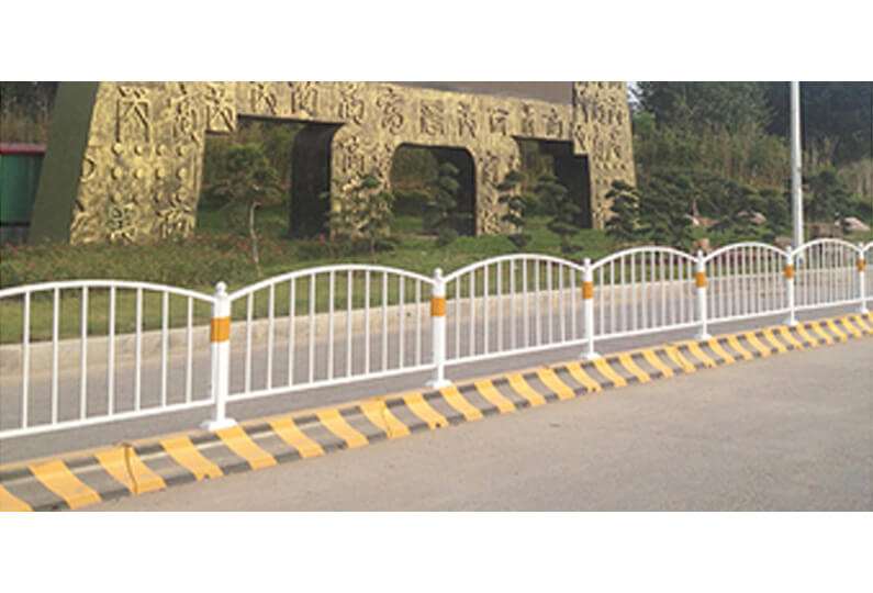 髙速公路側(cè)防護(hù)欄和中央道路護(hù)欄的較大功效是啥？